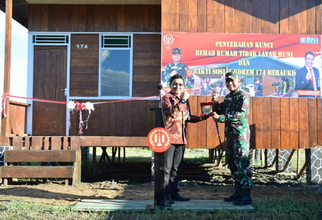 Danrem 174 Merauke Serahkan Kunci Rehab Rumah Tidak Layak Huni Kepada Keluarga Veteran Pejuang Kemerdekaan RI 13