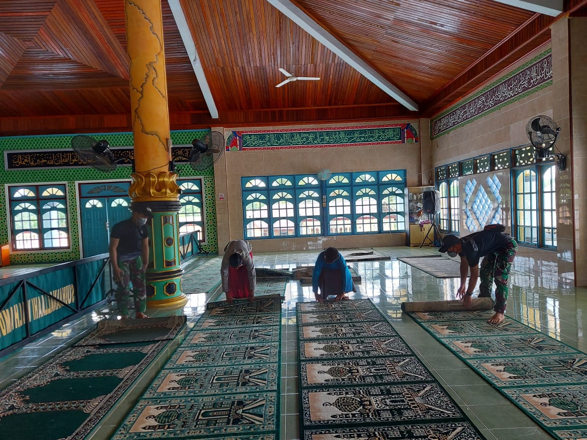 Wujudkan Kenyamanan Ibadah di Bulan Suci Ramadhan, Personel Satgas RI-Malaysia Bersama Warga Bersihkan Masjid 1