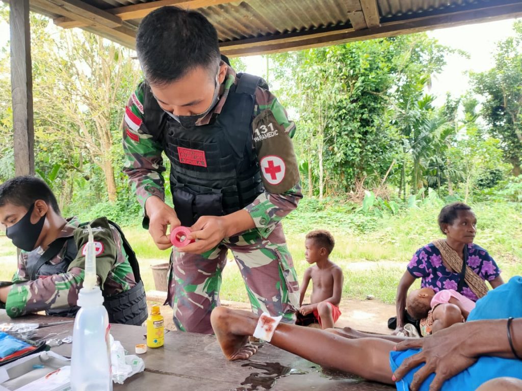 TNI Kunjungi Tokoh Masyarakat dan Berikan Layanan Kesehatan di Papua 9