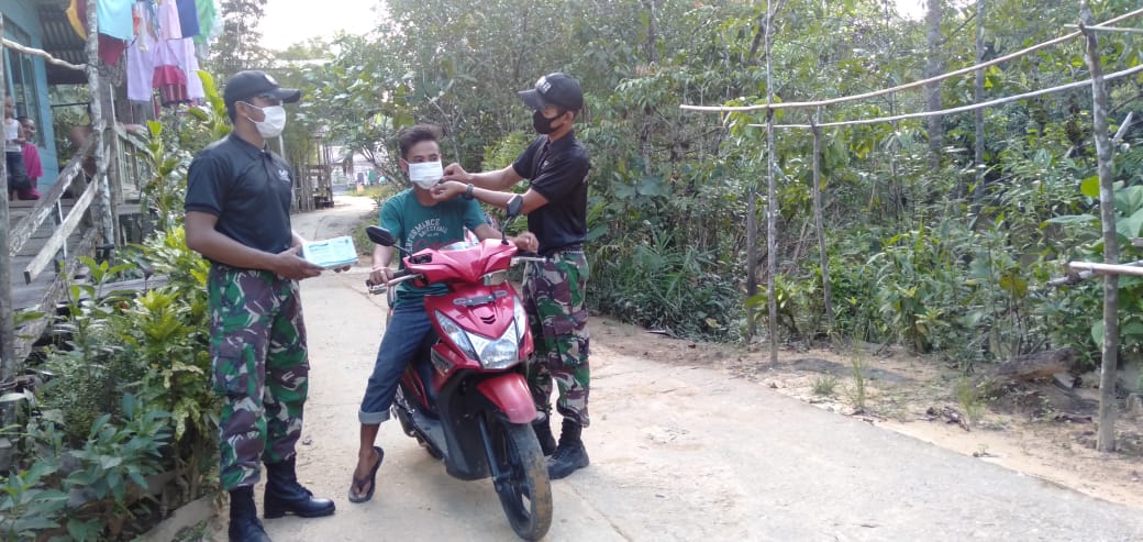IMG-20210422-WA0046 Disiplin Protokol Kesehatan, Satgas Pamtas RI-Malaysia Bagikan Masker kepada Warga Perbatasan 1