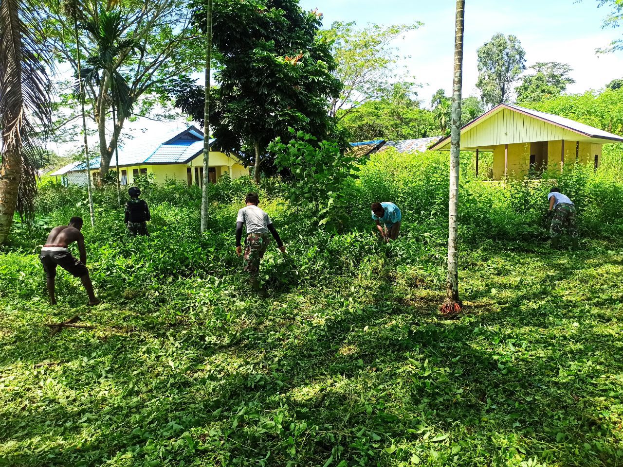 Salurkan Hobi Warga, Satgas Pamtas RI-PNG Bangun Lapangan Voli 1