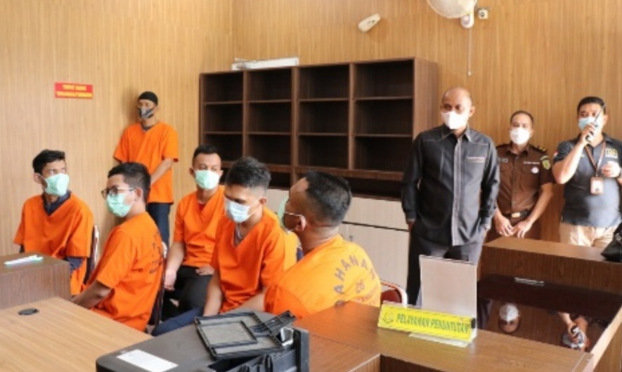 Mabes Polri Limpahkan 6 Tersangka dan Barang Bukti 50 Kg Sabu ke Kejari Medan 11