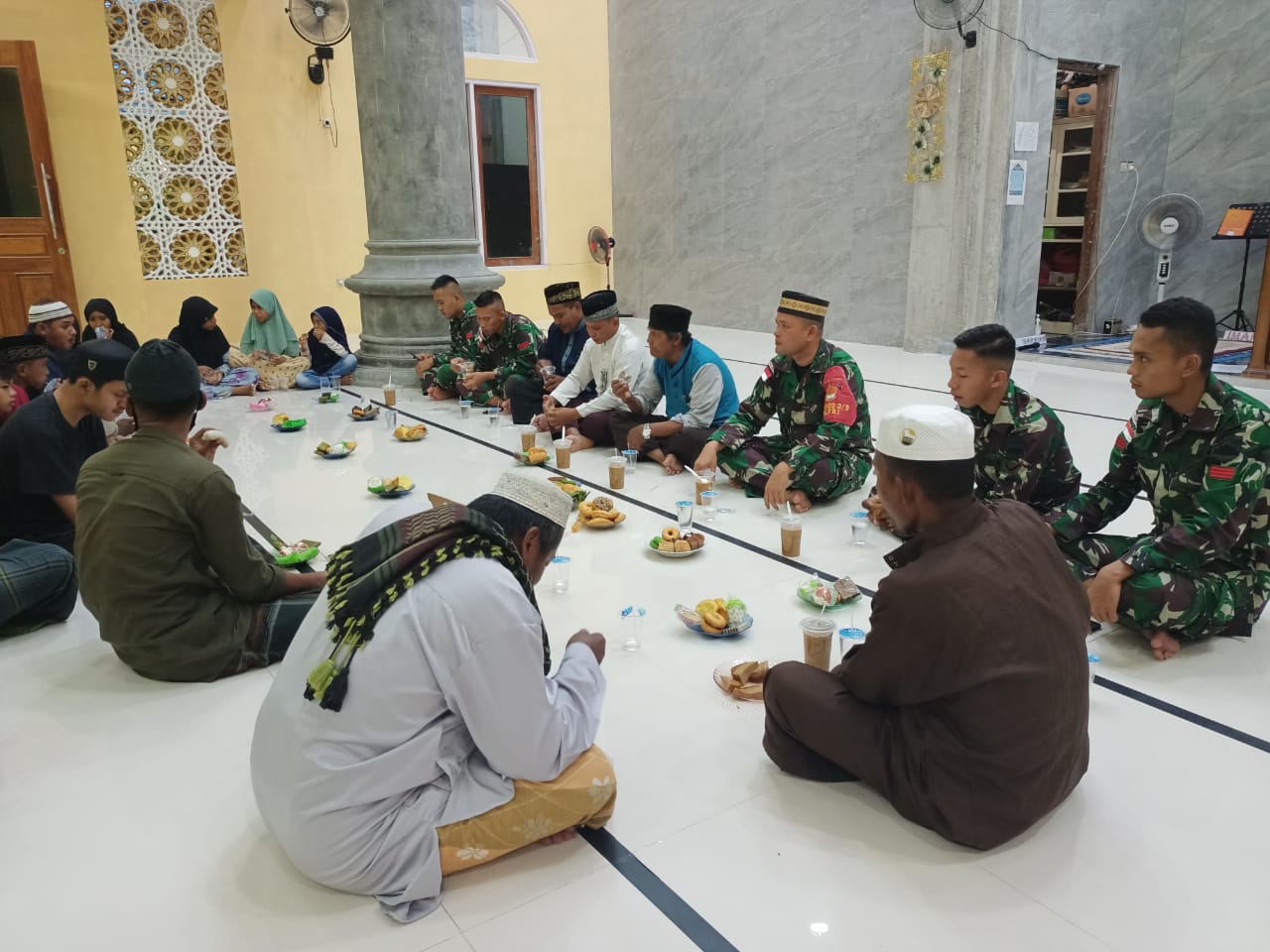 IMG-20210427-WA0027 Prajurit Satgas Yonif 131 dan Warga Perbatasan Buka Puasa Bersama 1