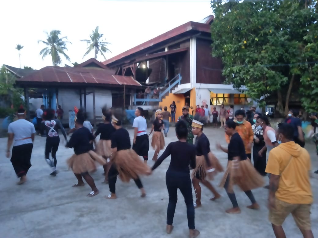TNI Ikut Memeriahkan Hari Tari Dunia di Papua 1