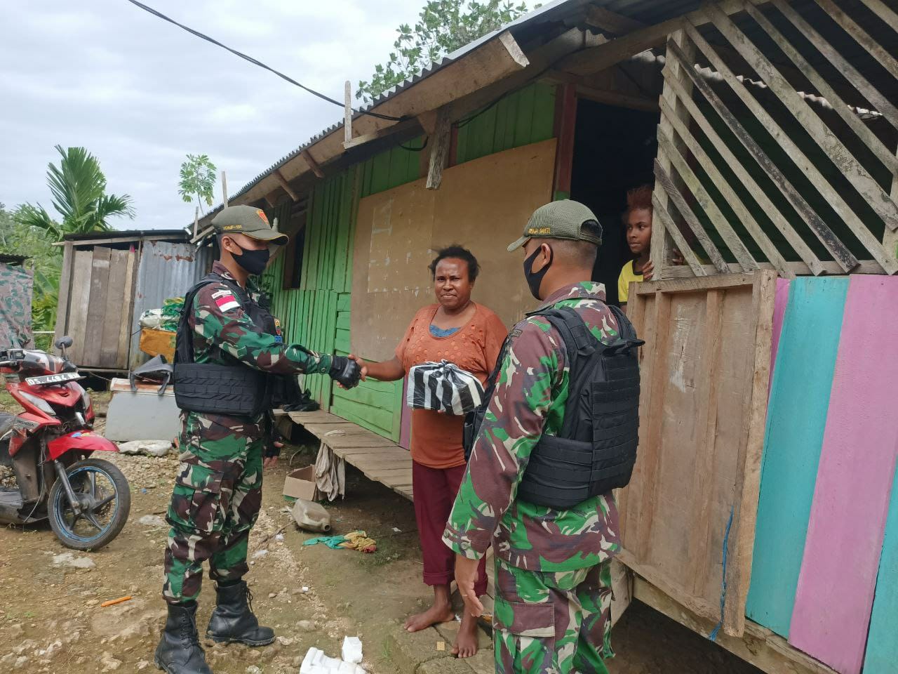 Sembako-TNI TNI Berbagi Sembako Kepada Masyarakat Perbatasan di Papua 1