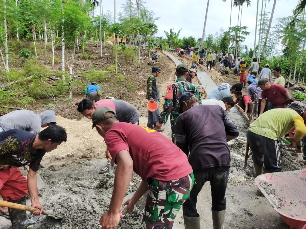 Prajurit TNI Bersama Rakyat Gotong Royong Membangun Jalan di Papua 10