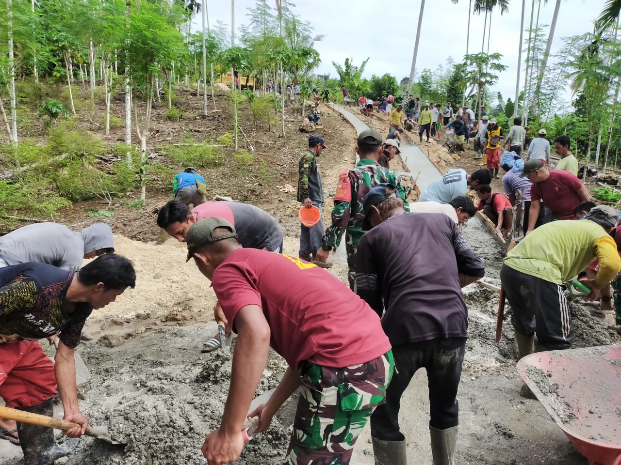 TNI-Gotong royong Prajurit TNI Bersama Rakyat Gotong Royong Membangun Jalan di Papua 1
