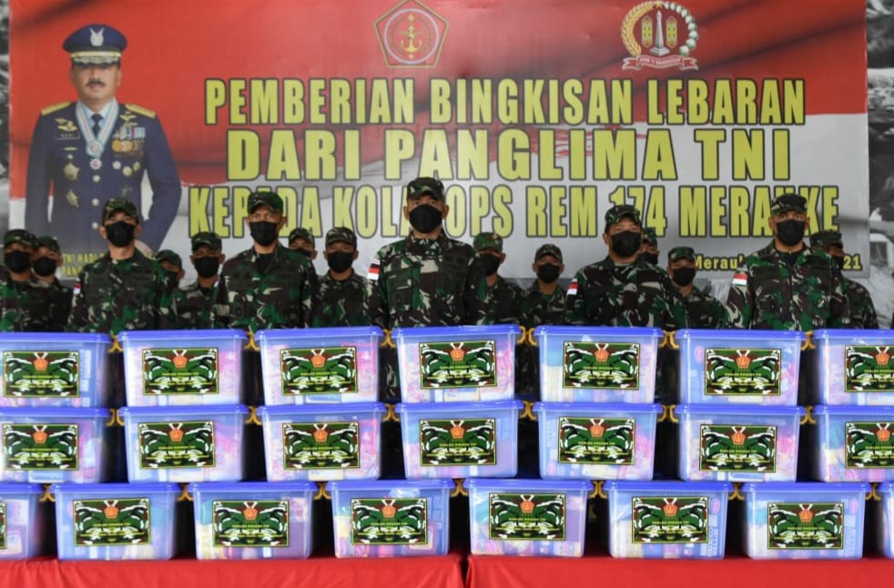 Danrem Merauke Serahkan Bingkisan Panglima TNI Kepada Prajurit Kolakops Korem 174 Merauke 1