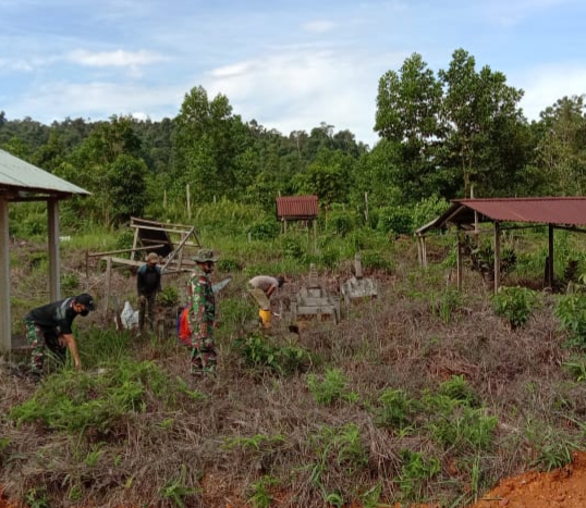 Babinsa Sebubus Bersama Warga Gotong Royong Bersihkan TPU 9