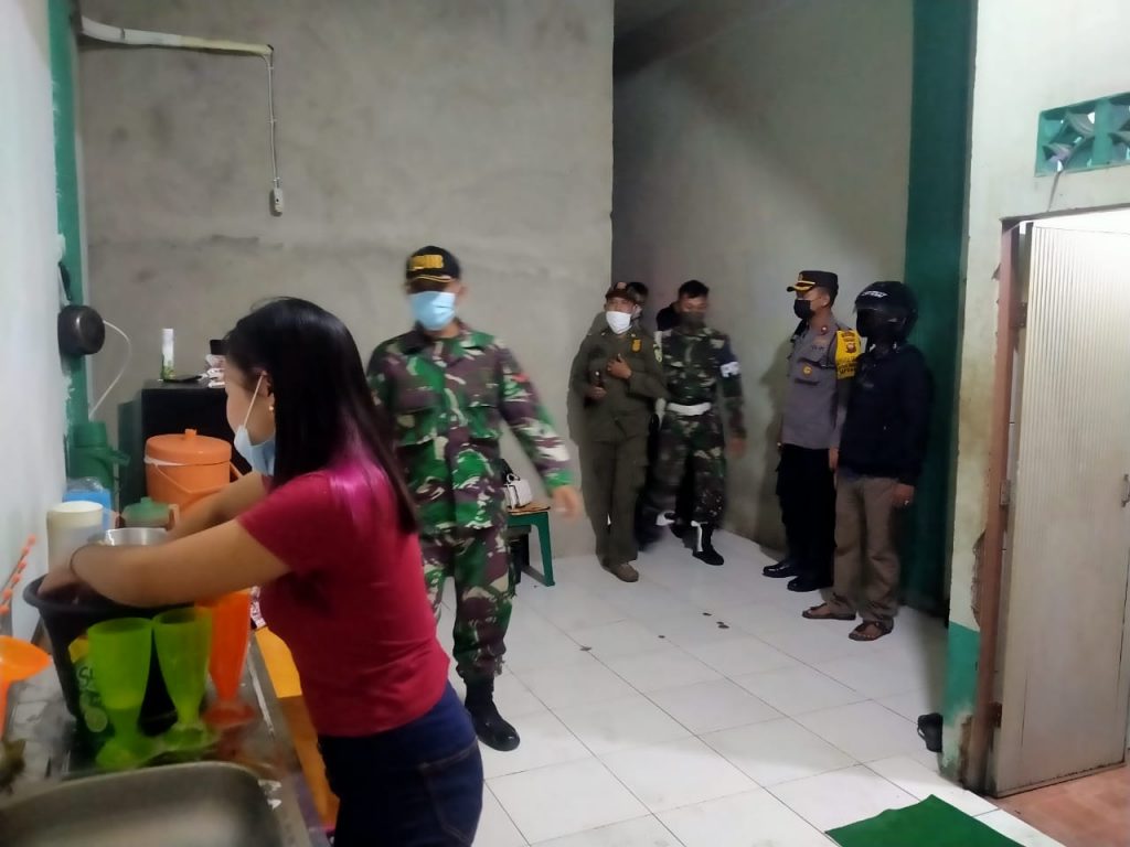 Terapkan Prokes, Koramil Bersama Polsek Pemangkat Razia Tempat Nongkrong 13