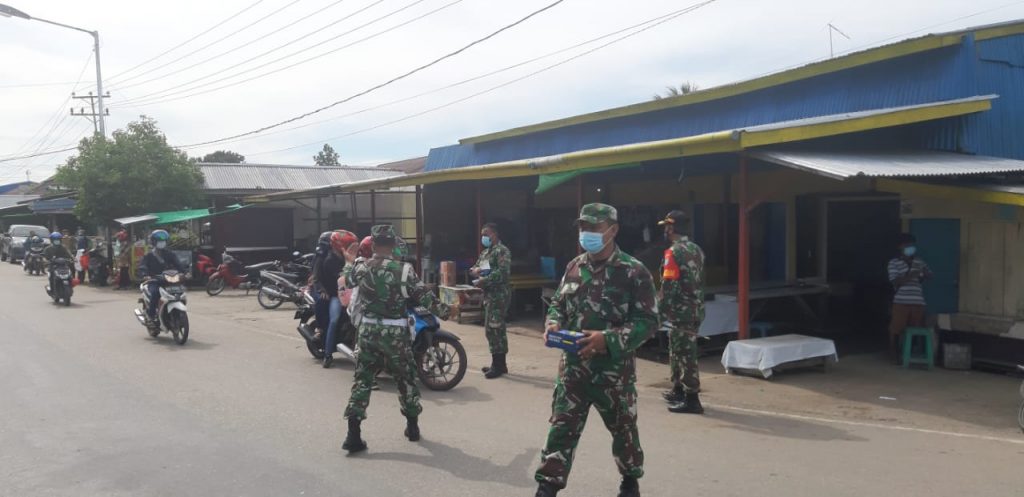 Dandim 1208/Sambas Bagikan Masker dan Berikan Himbauan Prokes di Pasar Pagi 9