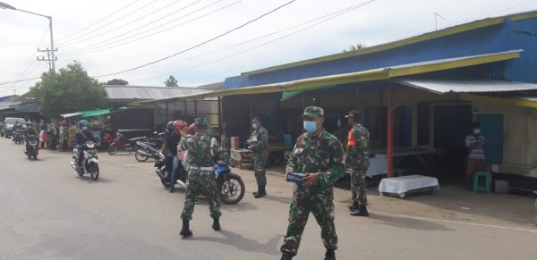 Dandim 1208/Sambas Bagikan Masker dan Berikan Himbauan Prokes di Pasar Pagi 55