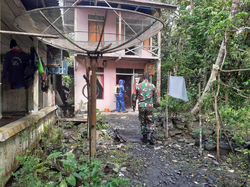 Sinergi Babinsa dan Perangkat Desa Lakukan Penyemprotan Disinfektan di Perumahan Warga 11