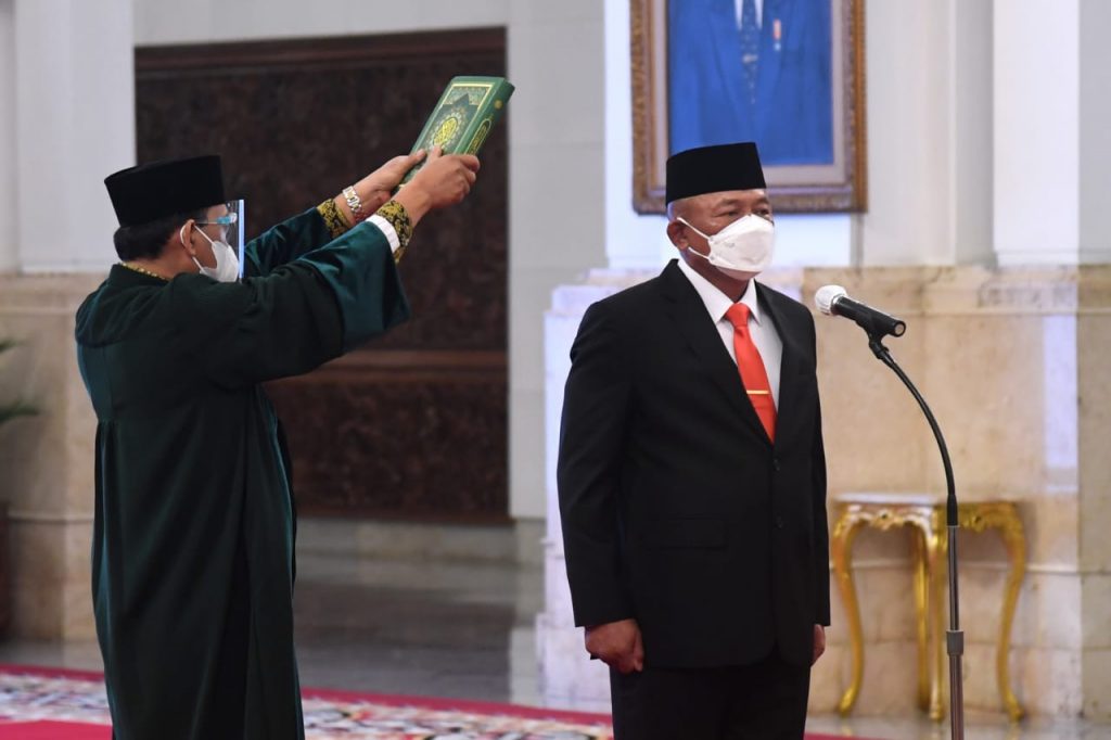 Presiden Joko Widodo Lantik Letjen TNI Ganip Warsito sebagai Kepala BNPB 13