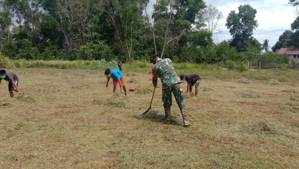Babinsa Temajuk Bersama Karang Taruna Batu Bejulang Bersihkan Lapangan Sepak Bola 9
