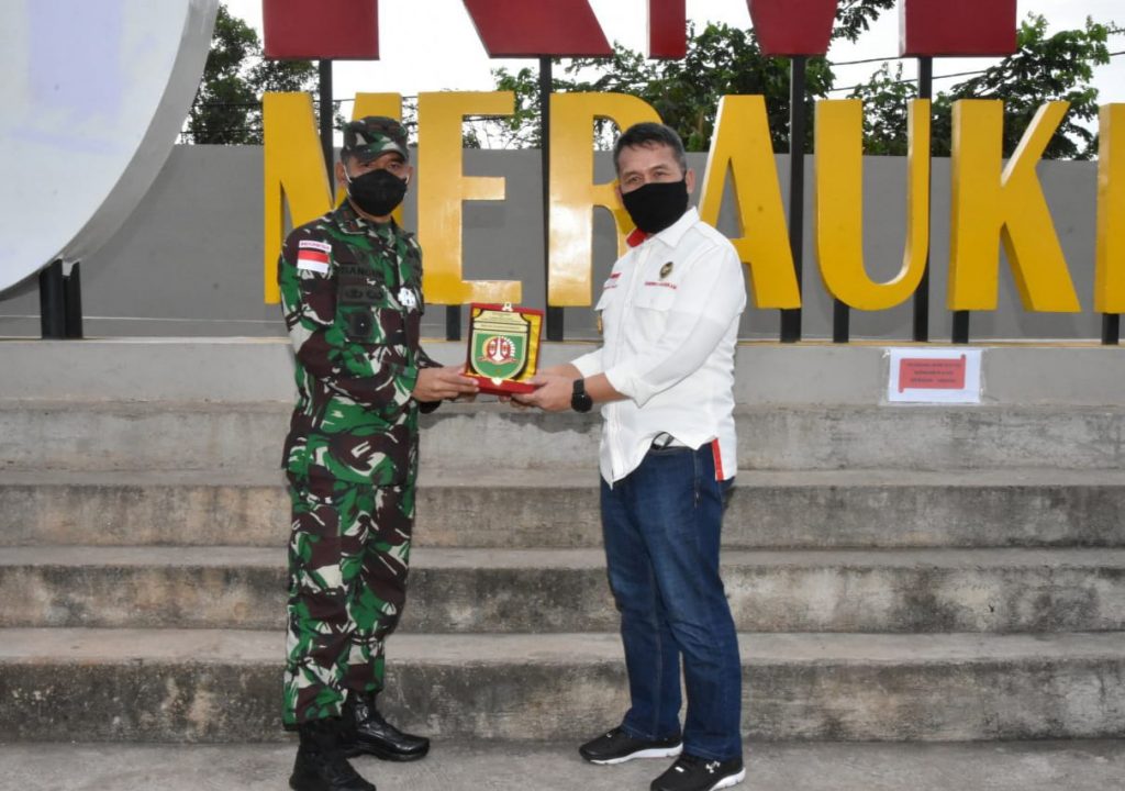 Danrem 174 Merauke Dampingi Ketua Deputi Bidang Koordinator Pertahanan Negara Kemenkopolhukam Tinjau PLBN Sota 10