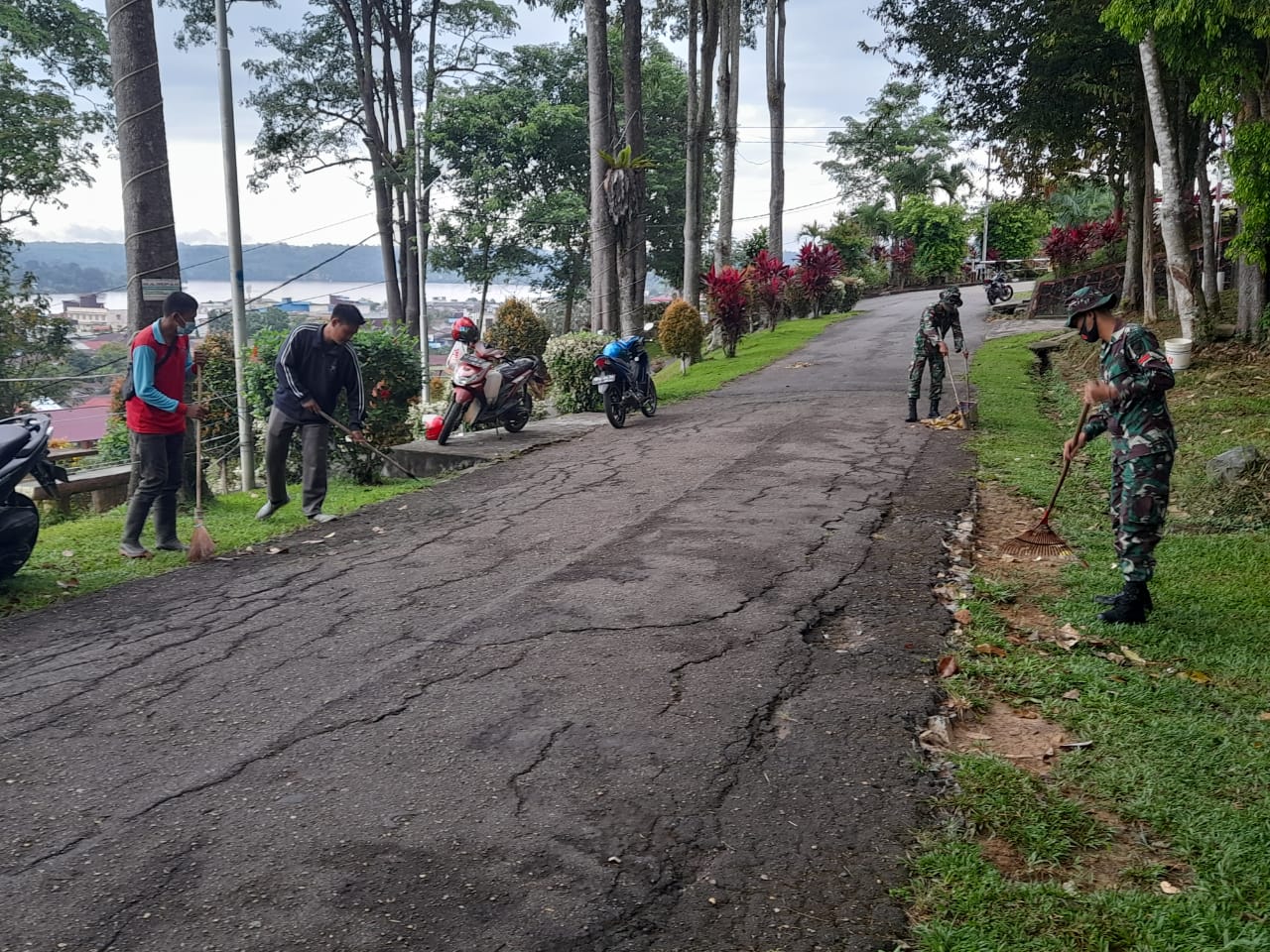IMG-20210528-WA0012 Jaga Kebersihan Lingkungan, Yonif 642/Kapuas Bersama Warga Bersihkan Taman Sanggau Permai 1