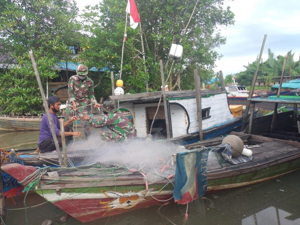 Prajurit Yonif 645/Gty Laksanakan Komsos Dengan Masyarakat Nelayan di Desa Sebubus 8