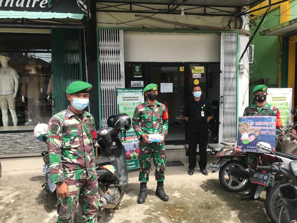 Patuhi Prokes, Batalyon Infanteri 642/Kapuas Bagikan Masker kepada Warga 13