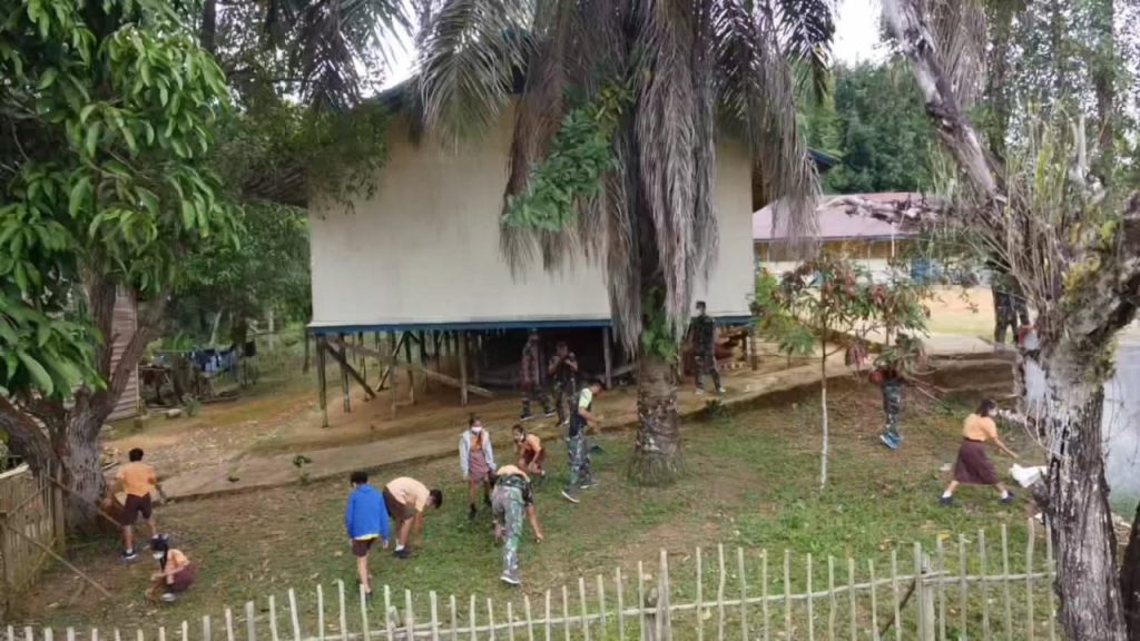 Personel Yonif 642/Kapuas Bersihkan Lingkungan SD Negeri 03 Semitau Hilir 11