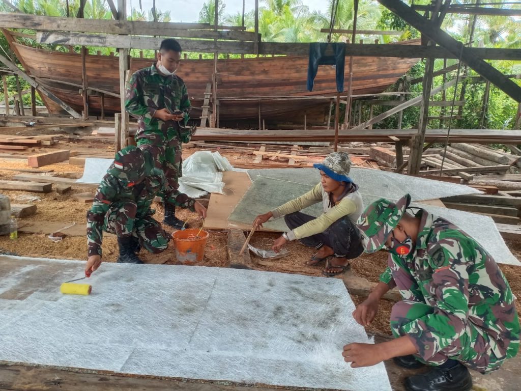 Prajurit Kipan B Yonif 645/Gty Bantu Warga Perbaiki Perahu 10