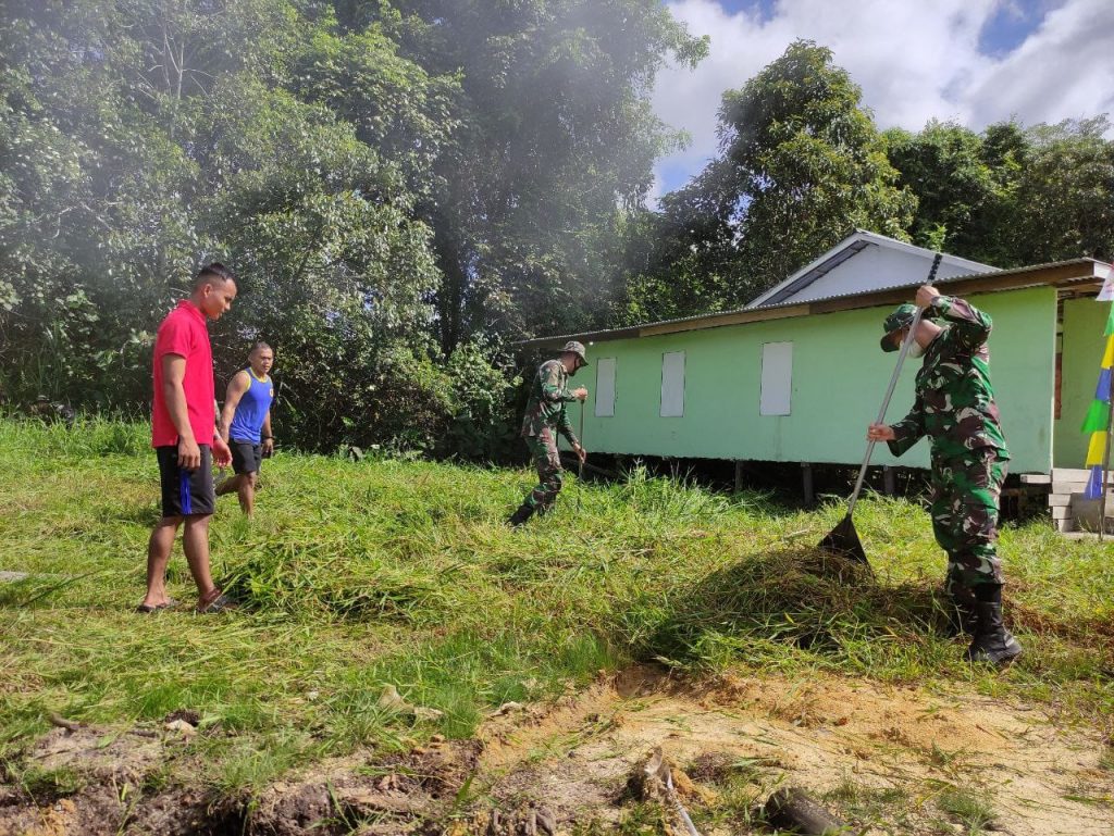 Personel Batalyon Infanteri 642/Kapuas Gelar Karya Bakti di Panti Asuhan 13