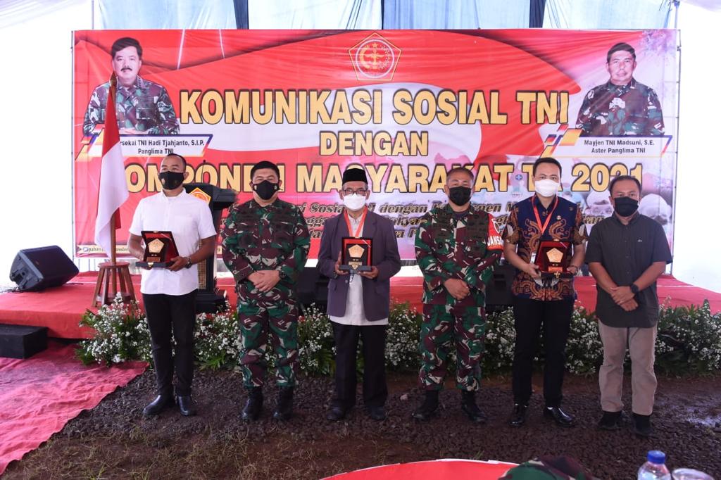 Aster Panglima TNI: Komsos TNI dengan Masyarakat Merupakan Pembinaan Teritorial di Covid-19