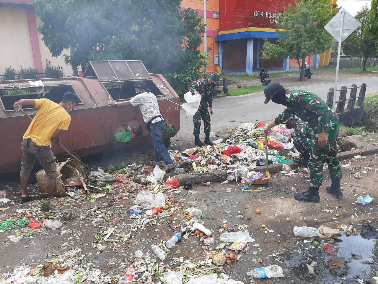 Personel Yonif 642/Kapuas Bersihkan Pasar Sentral Sanggau