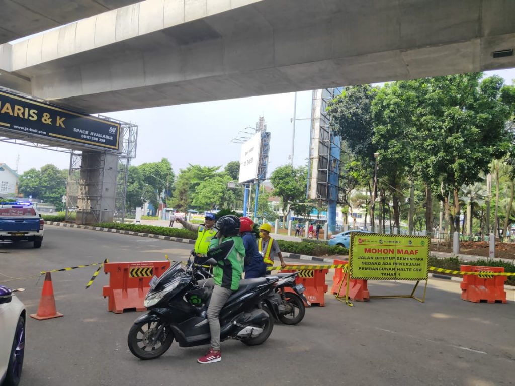 Bangun Halte CSW, Jalan Depan Kejagung Ditutup Sementara. 11