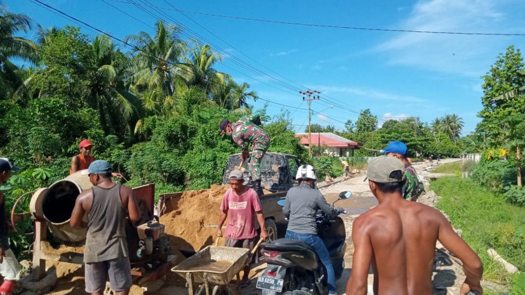 Prajurit Yonif 645/Gty Perbaikan Jalan Bersama Masyarakat 10