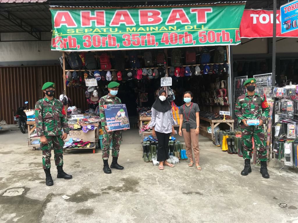 Prajurit Batalyon Infanteri 642 Bagikan Masker di Pasar Sui Durian Sintang