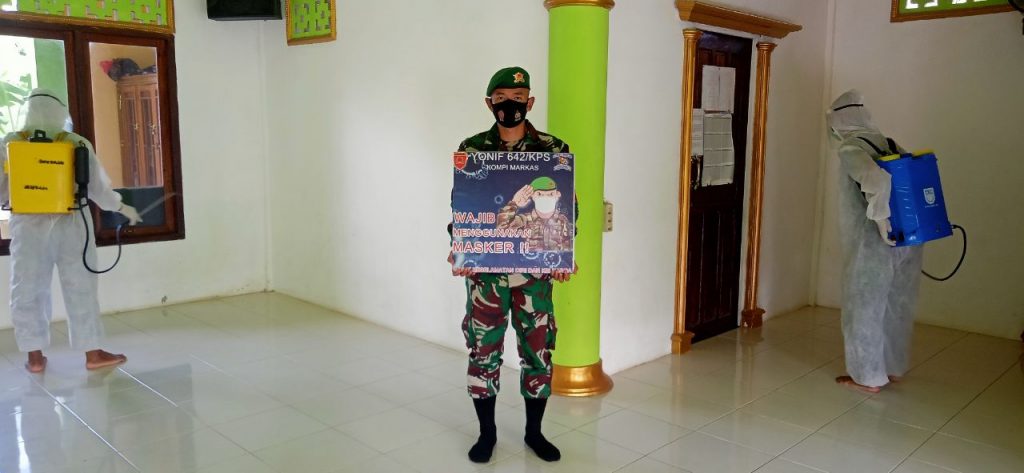 Berikan Kenyamanan, Yonif 642/Kapuas, Lakukan Disinfektan Tempat Ibadah 9