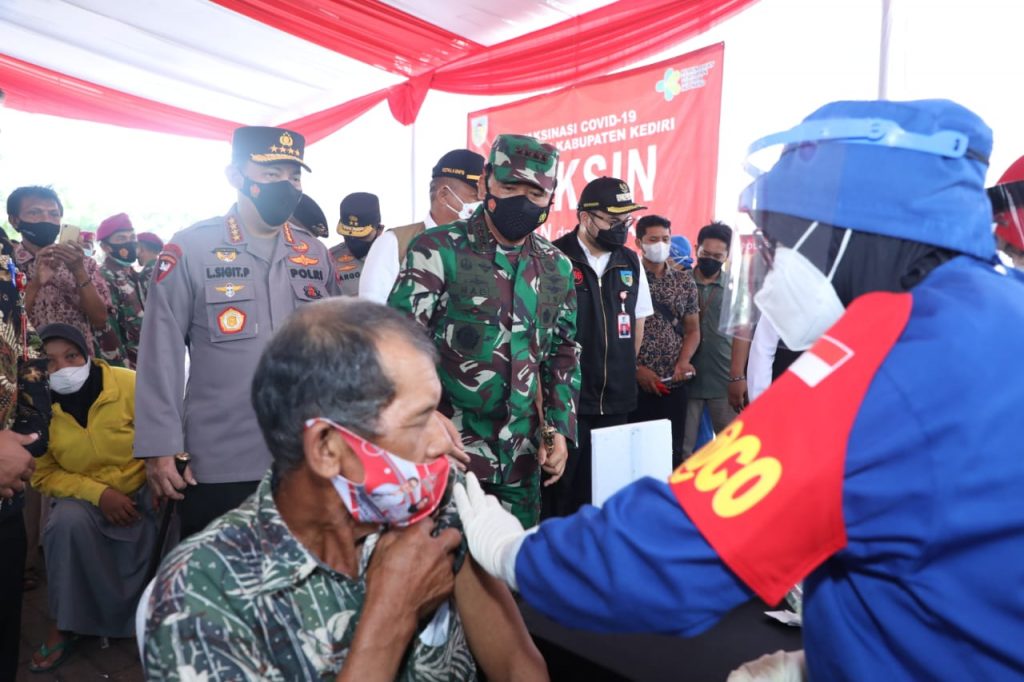Panglima TNI Tinjau Vaksinasi untuk Lansia di Jawa Timur 8