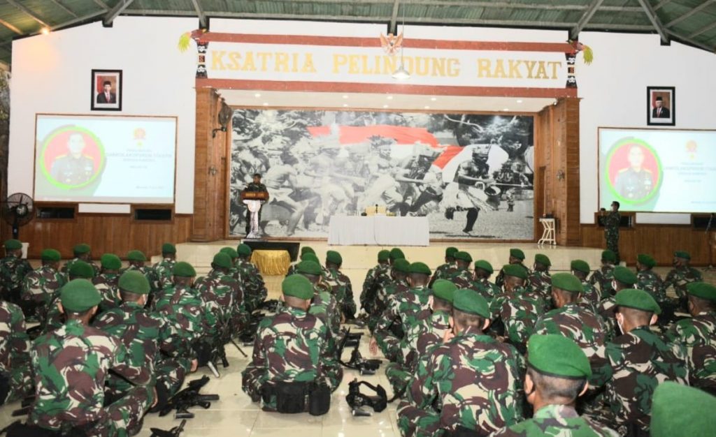 Tanamkan Persaudaraan untuk Warga Papua, Danrem 174 Merauke Beri Pembekalan Pasukan Yonif 315/Garuda Tengah Malam 10