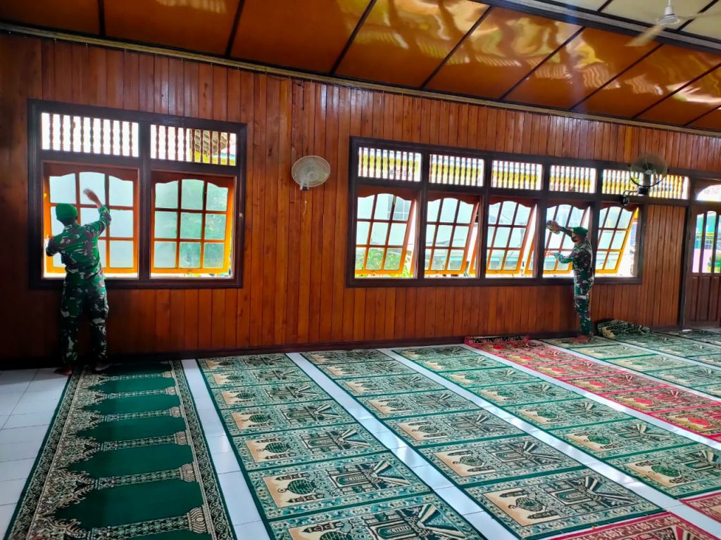 Jumat Berkah, Personel Yonif 642/Kapuas Bersihkan Masjid Al-Amin 9