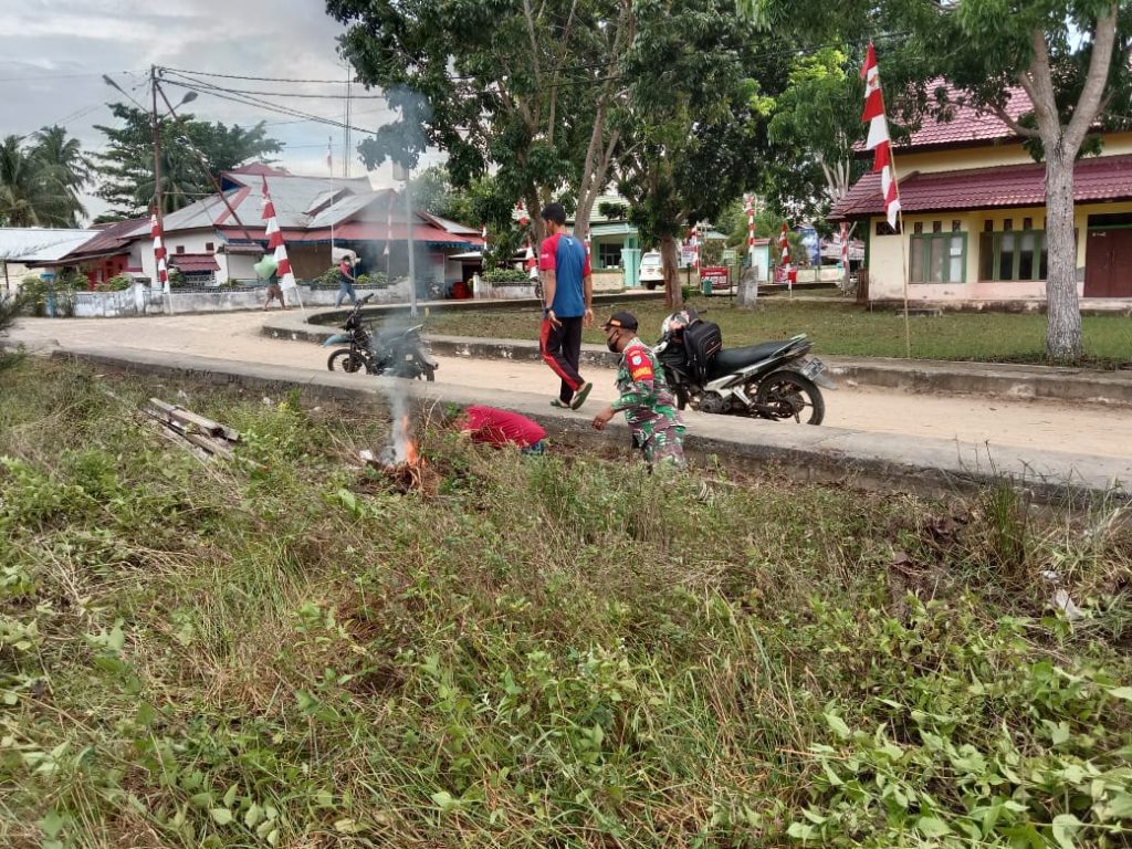 Jumat Berkah, Koramil Paloh Bersihkan Fasilitas Umum 13