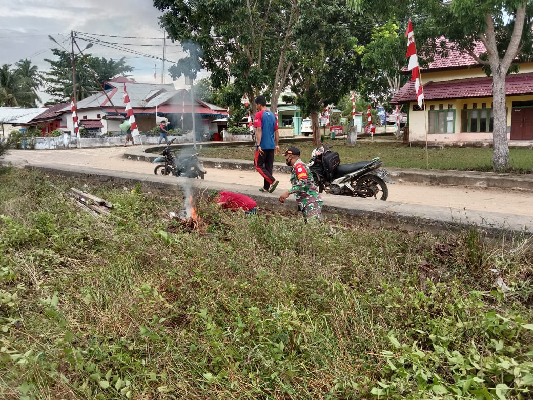 Jumat Berkah, Koramil Paloh Bersihkan Fasilitas Umum 1