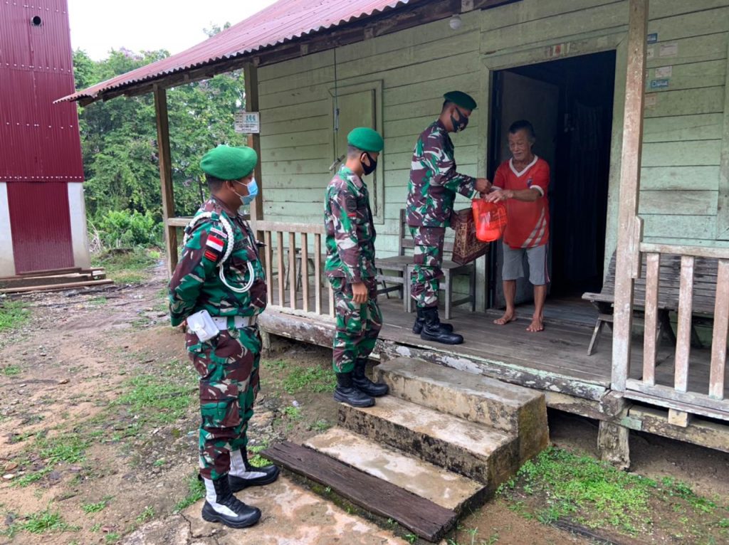 Batalyon Infanteri 642/Kapuas Bagikan Sembako Kepada Warga Kurang Mampu 9