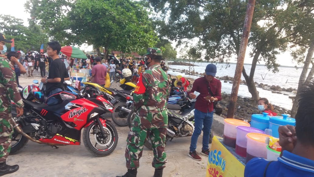 Koramil 05/Pemangkat Bagikan Masker Gratis di Pantai Sinam 1