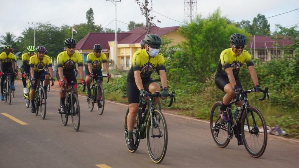 Dukung Suksesnya PON XX Papua, Pangdam XVII/Cen Bersama Danrem Merauke Gowes Sejauh 100 Km dan Laksanakan Baksos 12