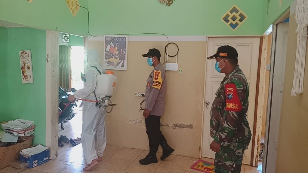 Cegah Tangkal Covid-19, Babinsa Dan Bhabinkamtibmas Kawal Penyemprotan Disinfektan Perkantoran 12