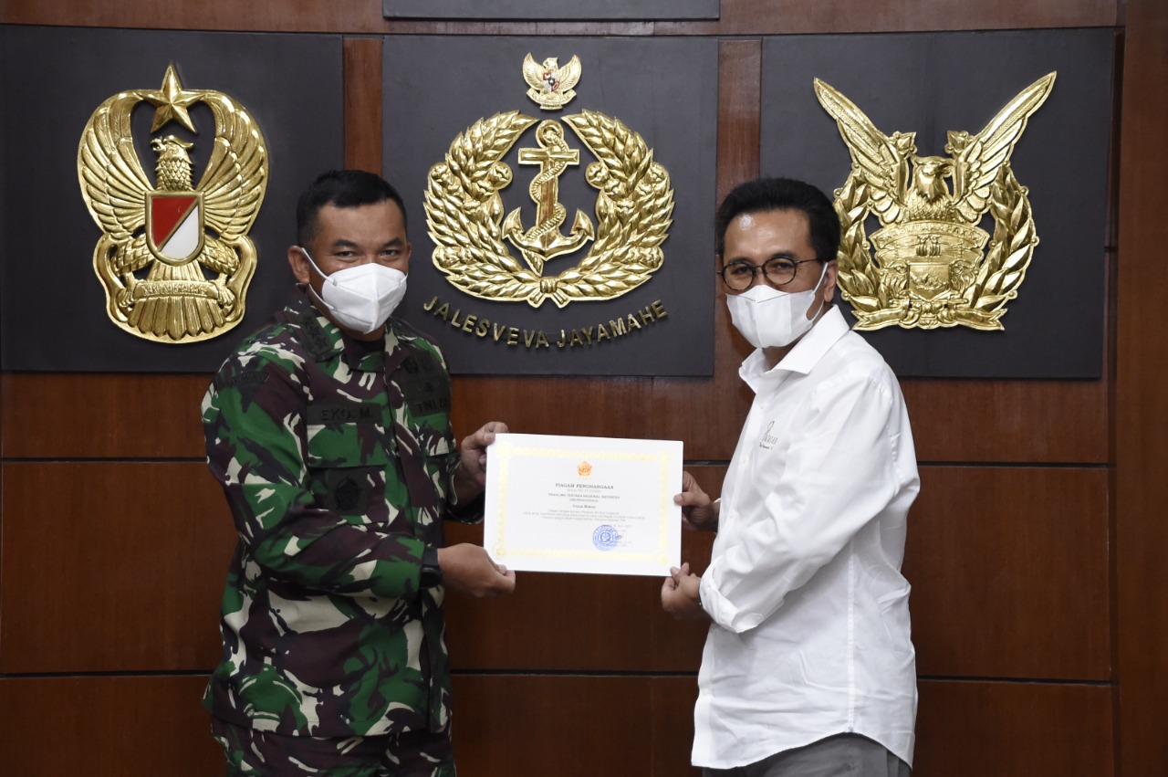 IMG-20210616-WA0042 Bantu Penggalangan Dana untuk Prajurit, Panglima TNI Berikan Piagam Penghargaan kepada Yozua Makes 1