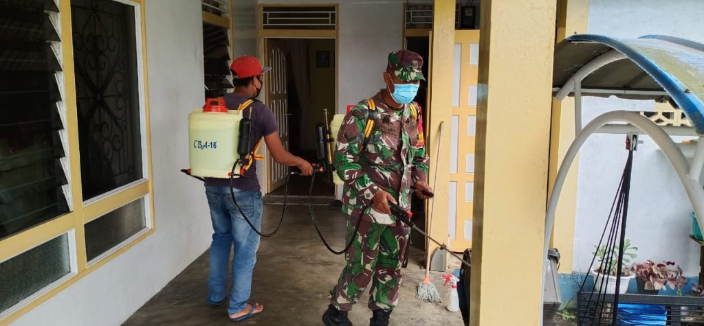 Ciptakan Suasana Aman dari Covid-19, TNI-Polri Kompak Semprotkan Disinfektan 12