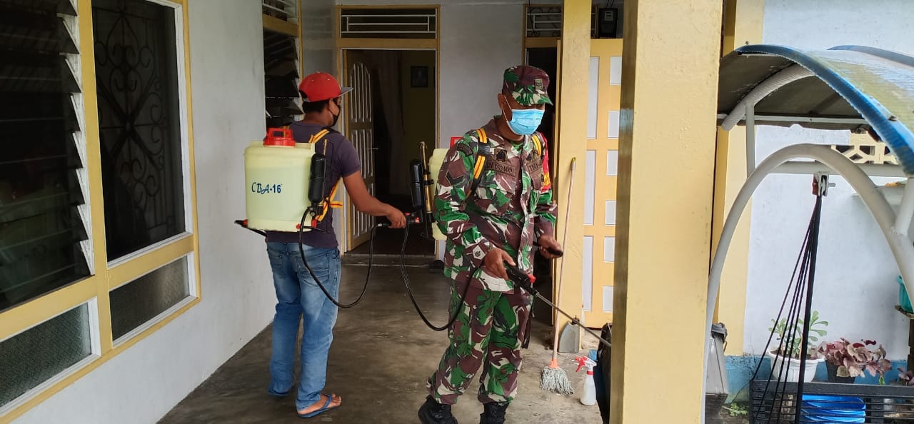 Ciptakan Suasana Aman dari Covid-19, TNI-Polri Kompak Semprotkan Disinfektan 1