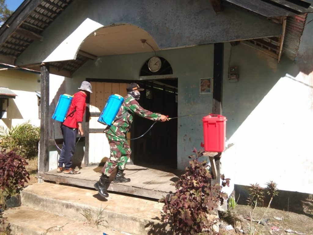 Koramil 02/Sejangkung Lakukan Penyemprotan Disinfektan 9