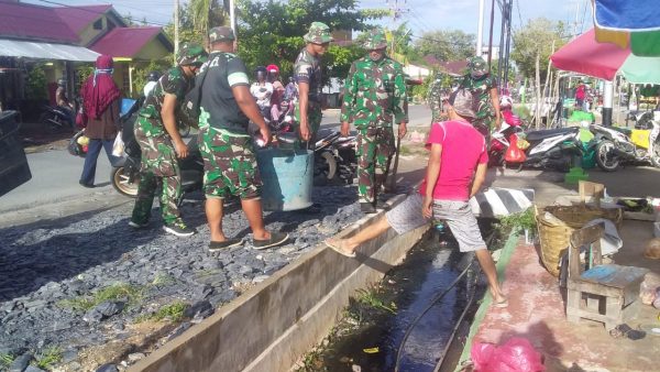 Dandim 1208/Sambas Apresiasi Warga Bantu TNI Bersihkan Lingkungan Pasar 58