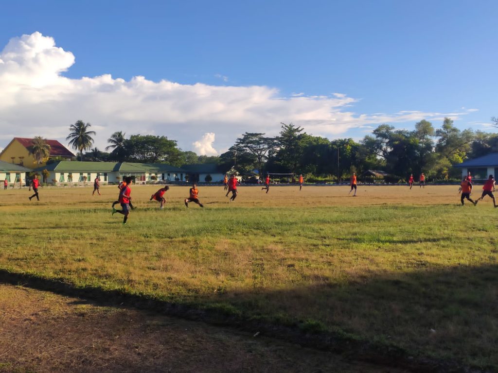 Personel Kompi Bantuan Yonif 642/Kapuas Olahraga Sepak Bola Bersama Masyarakat 13