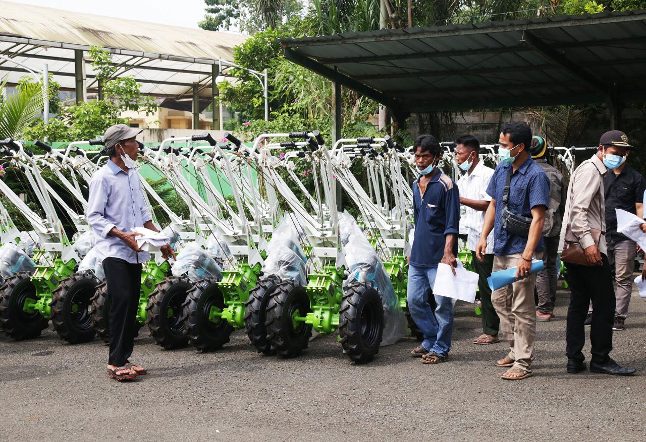 Gubernur Banten Serahkan Bantuan 120 Hand Traktor Kepada Kelompok Tani 1