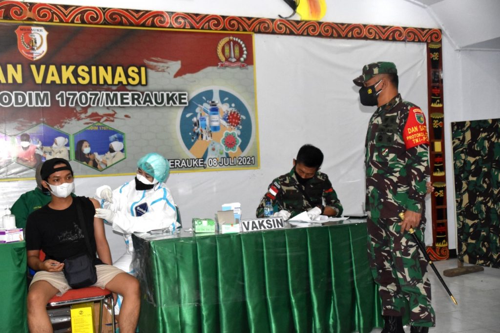 Danrem 174 Merauke: Datang Mulai Jam 4 Pagi, Masyarakat Merauke Antusias Ikuti Vaksin Covid-19 8