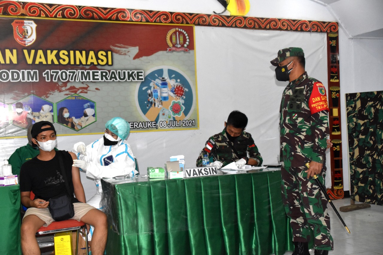 Danrem 174 Merauke: Datang Mulai Jam 4 Pagi, Masyarakat Merauke Antusias Ikuti Vaksin Covid-19 1